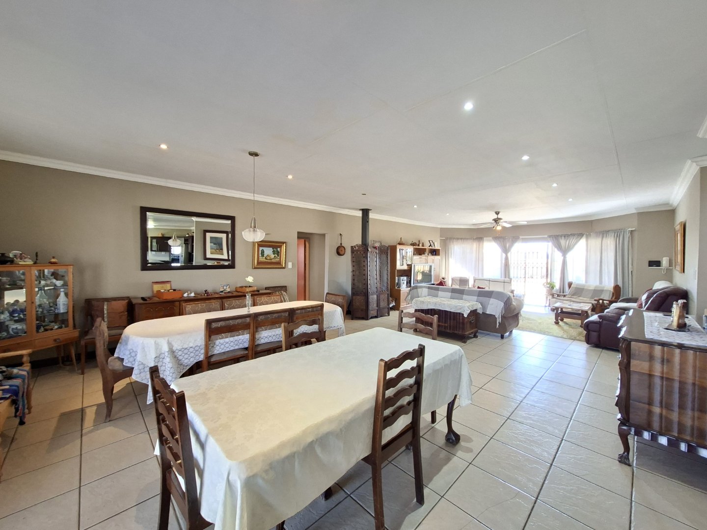 OPEN PLAN DINING ROOM