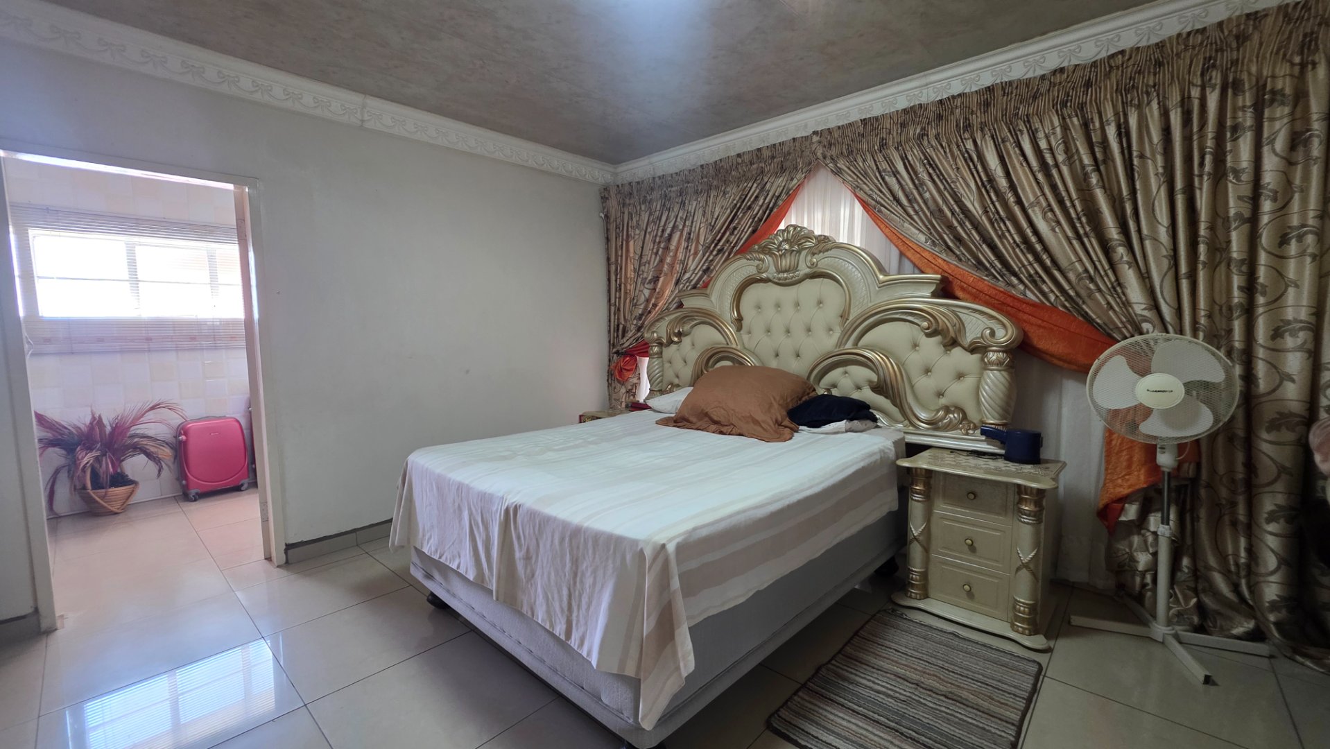 MAIN BEDROOM