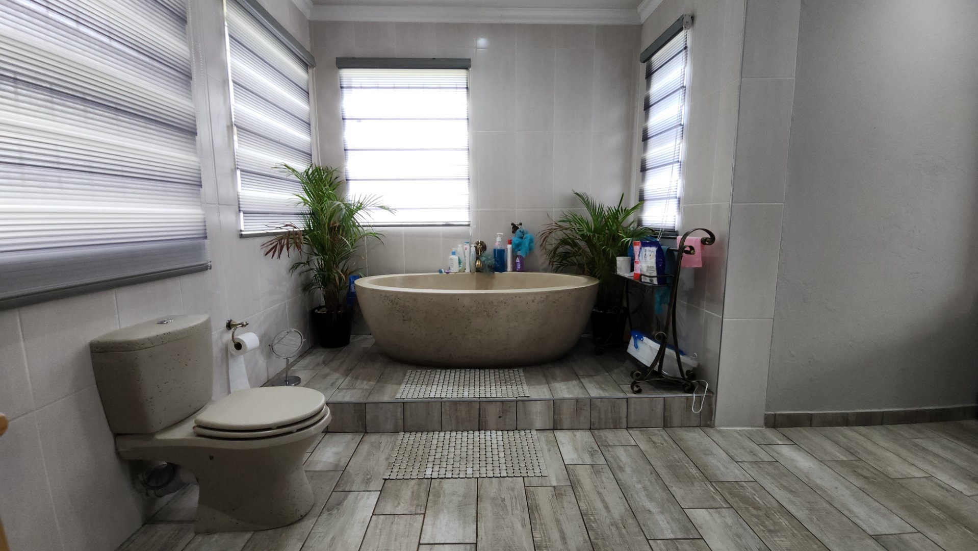 BATH IN EN SUITE BATHROOM