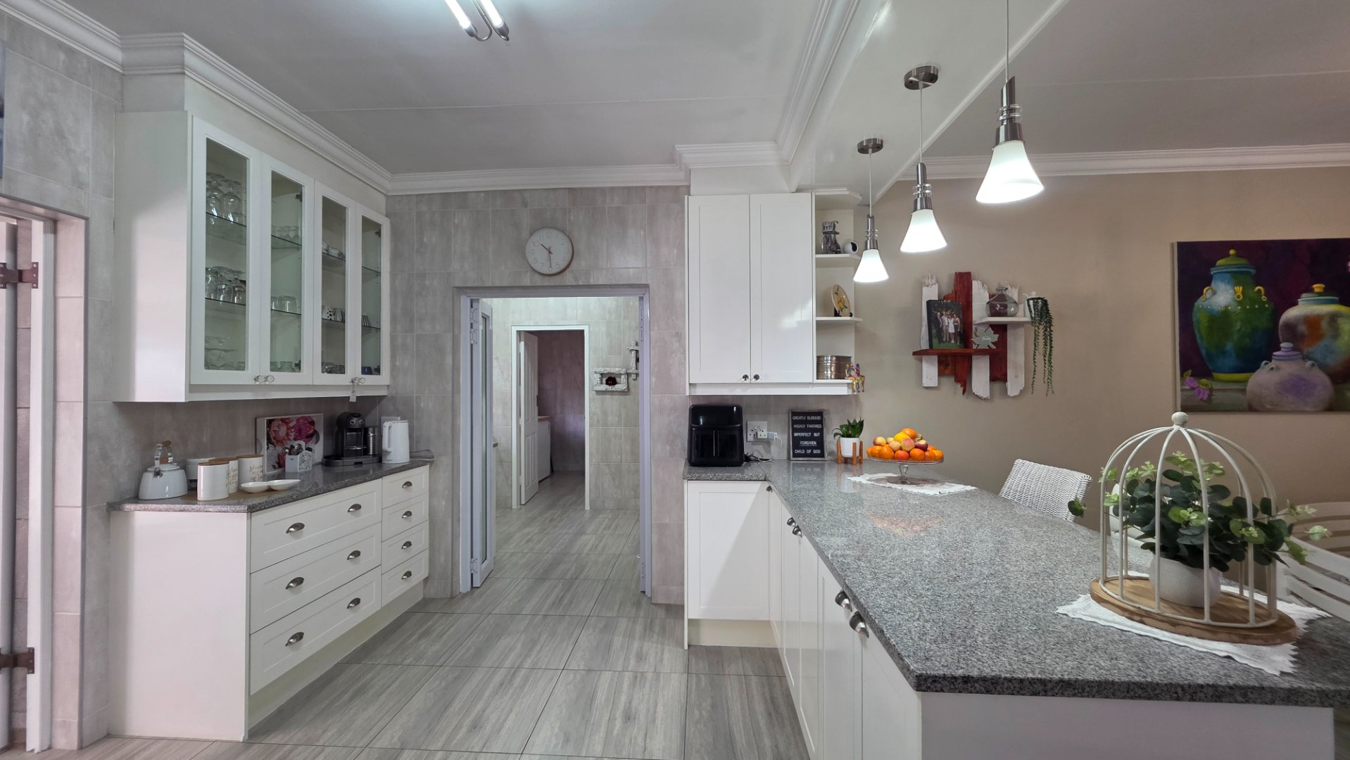 KITCHEN WITH GRANITE TOPS