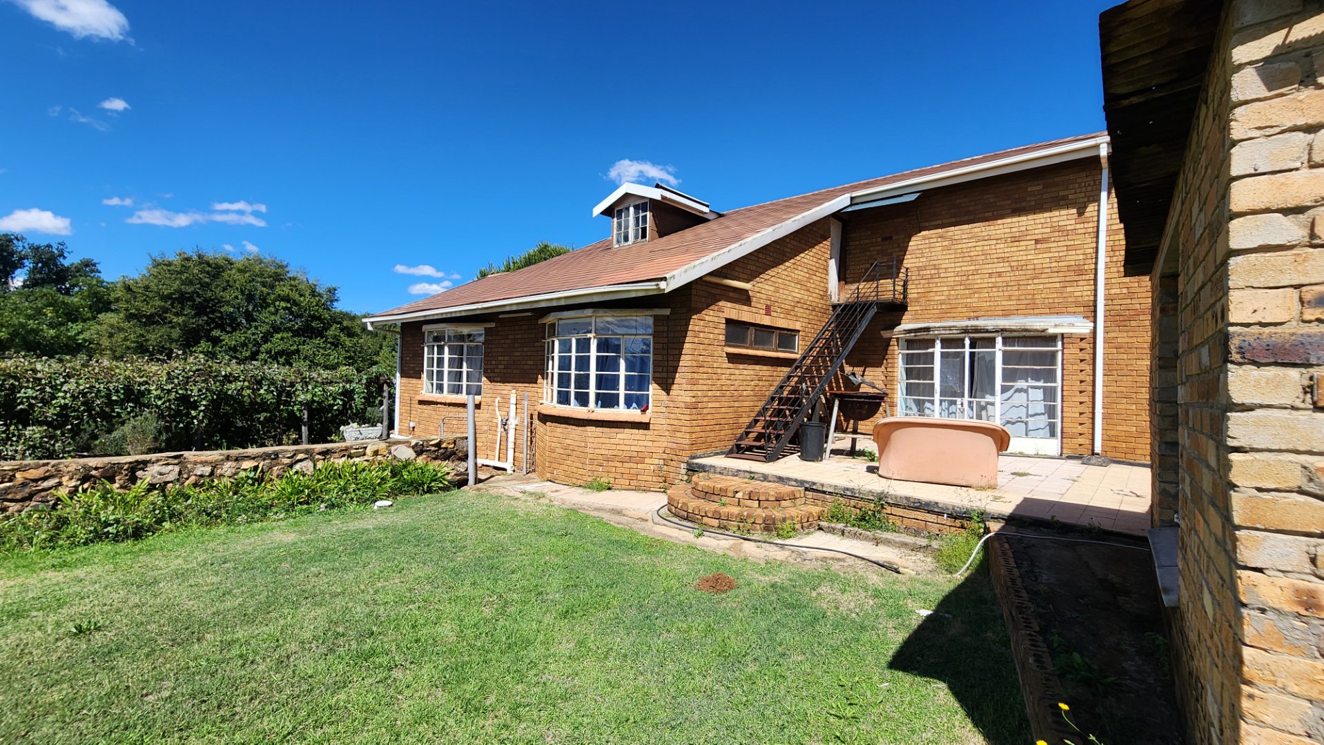 BACKK VIEW OF MAIN DWELLINGG