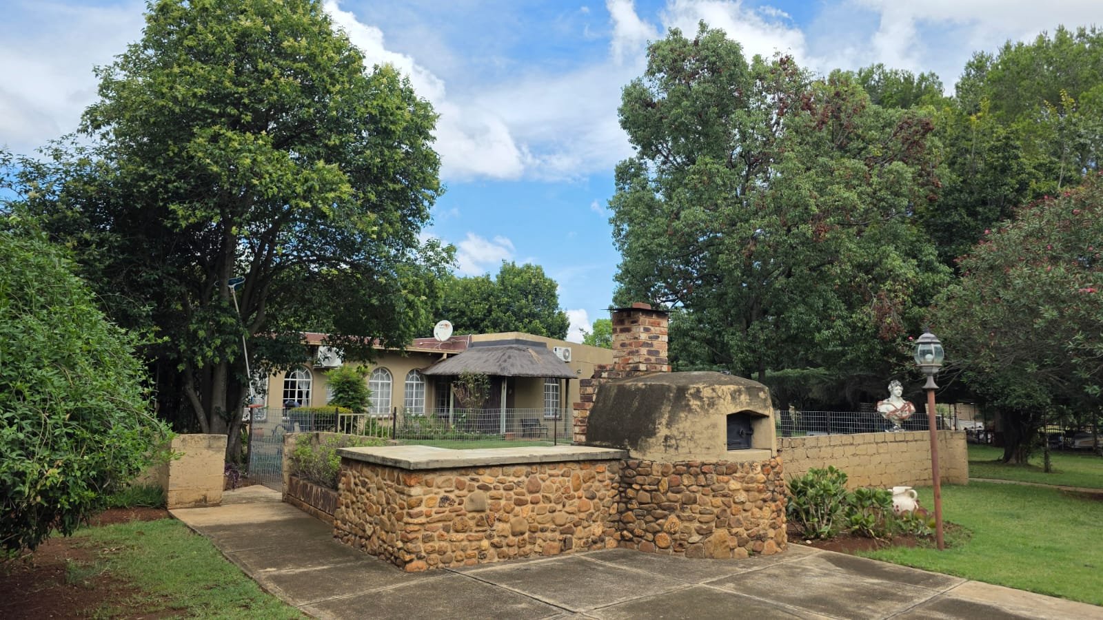 POOL,PIZZA OVEN BOMA