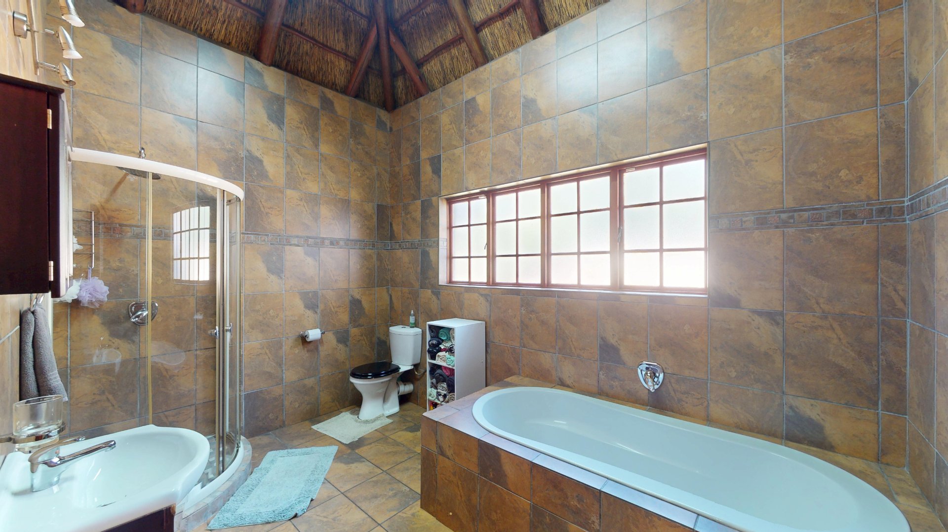 EN SUITE BATHROOM TO MAIN BEDROOM