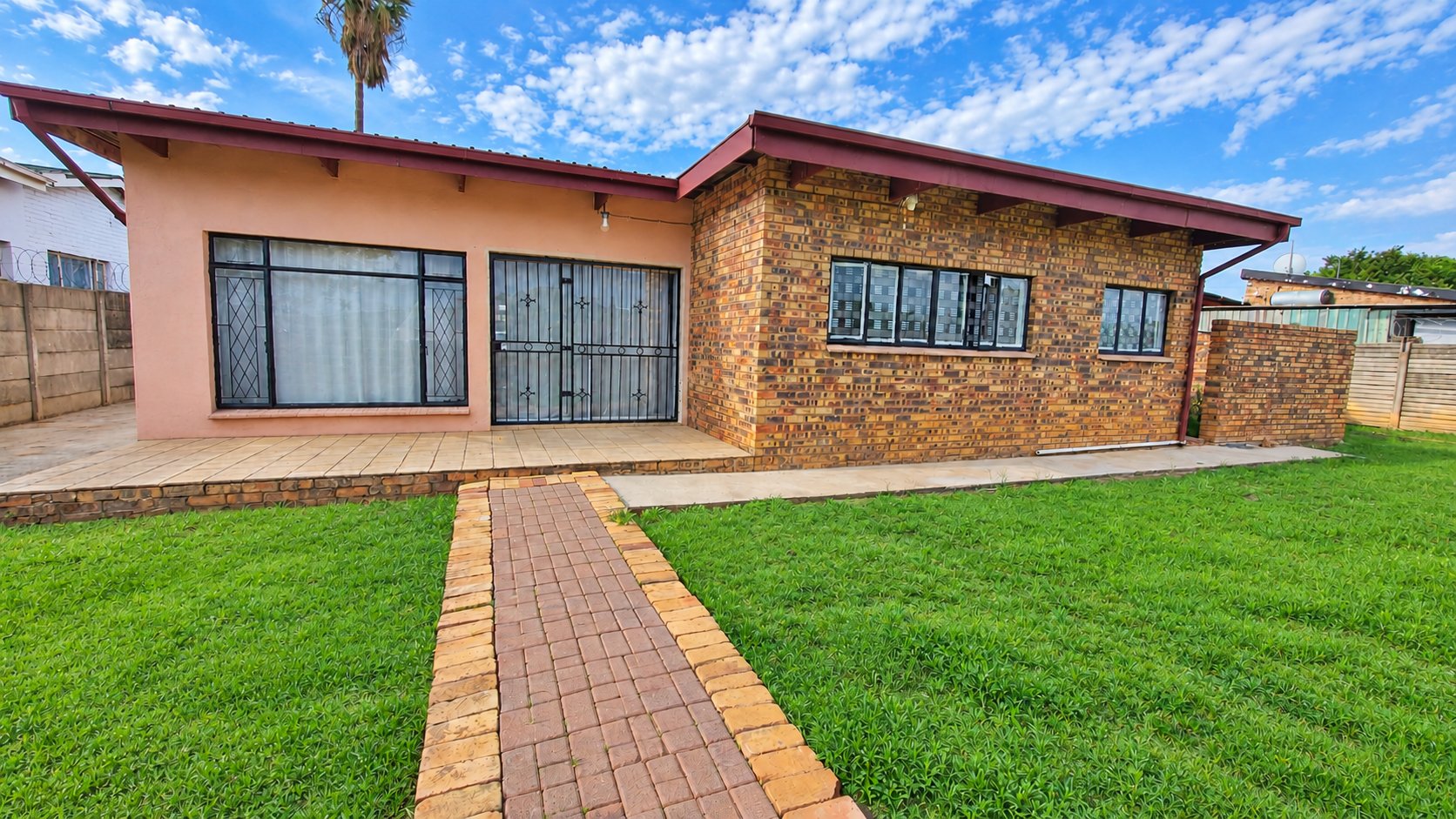 Open Plan 4-Bedroom Home on a Large Stand