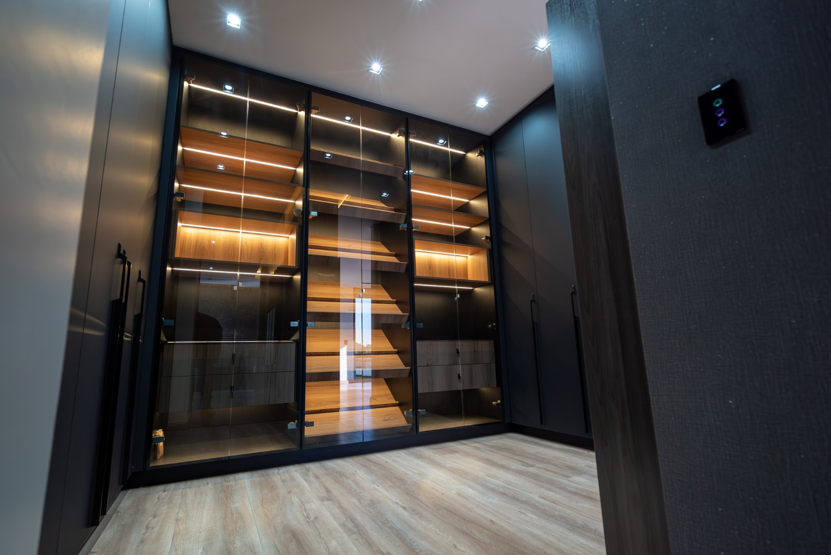 Move In for Christmas: 760 m² Villa Behind a Double Boom in Sandhurst