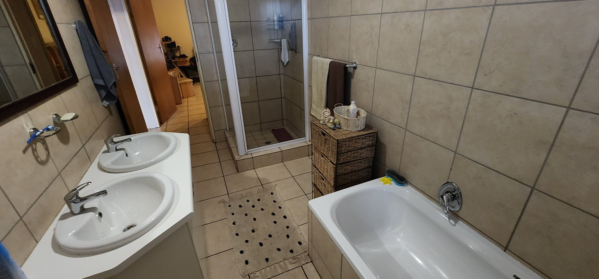 DOUBLE BASIN IN SECOND BATHROOM