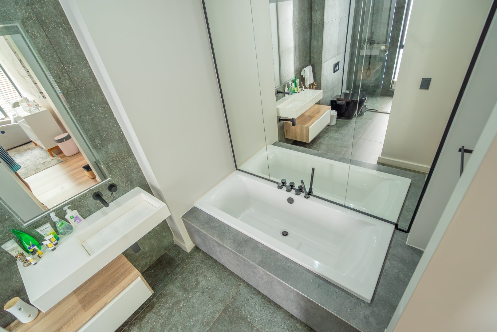 Luxury Cluster Living in an Elite Boomed Enclosure