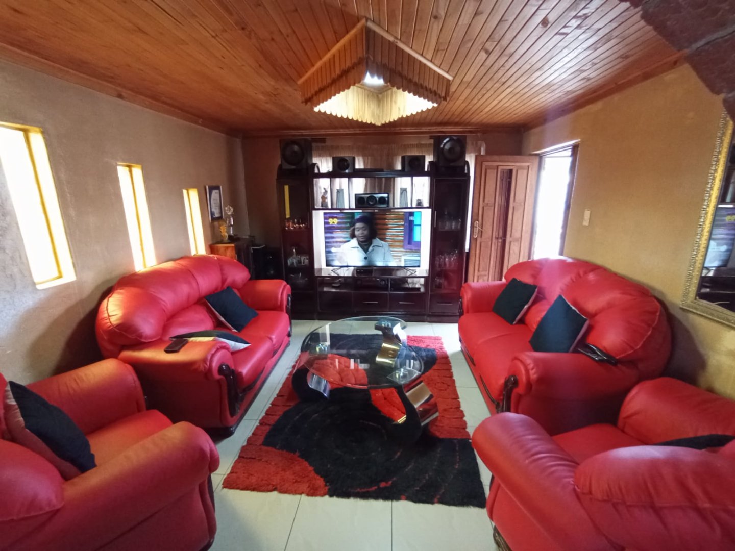 HOUSE FOR SALE IN ROCKLANDS!