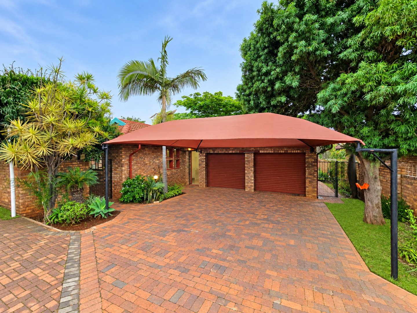 Extreme Low Levies 3-Bedroom Full-title Townhouse!