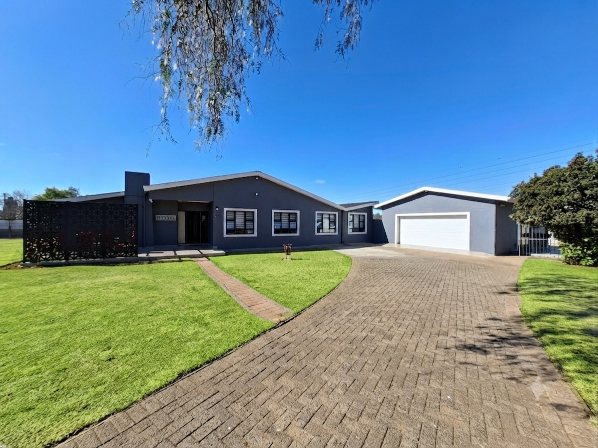 Family home with pool in Meyerton Central