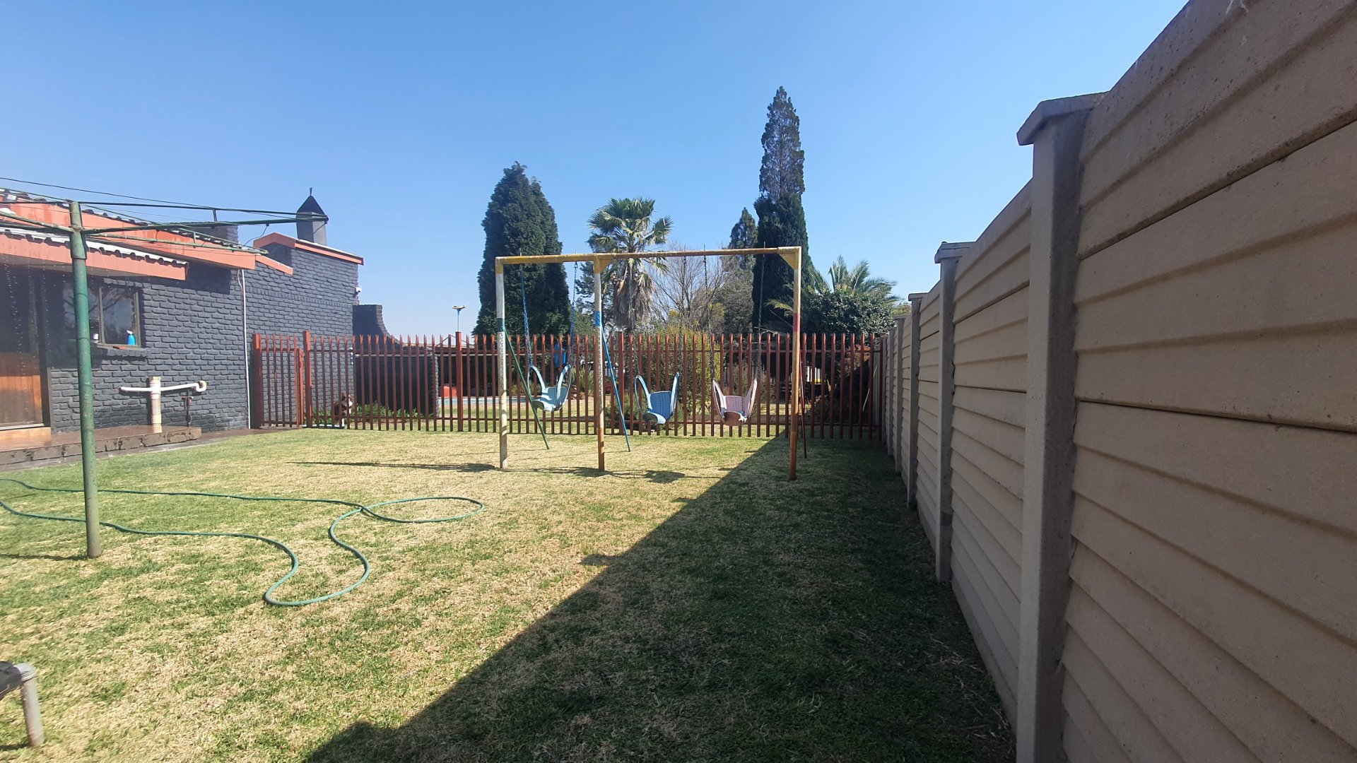 PALISADES SEPERATING THE TWO DWELLINGS