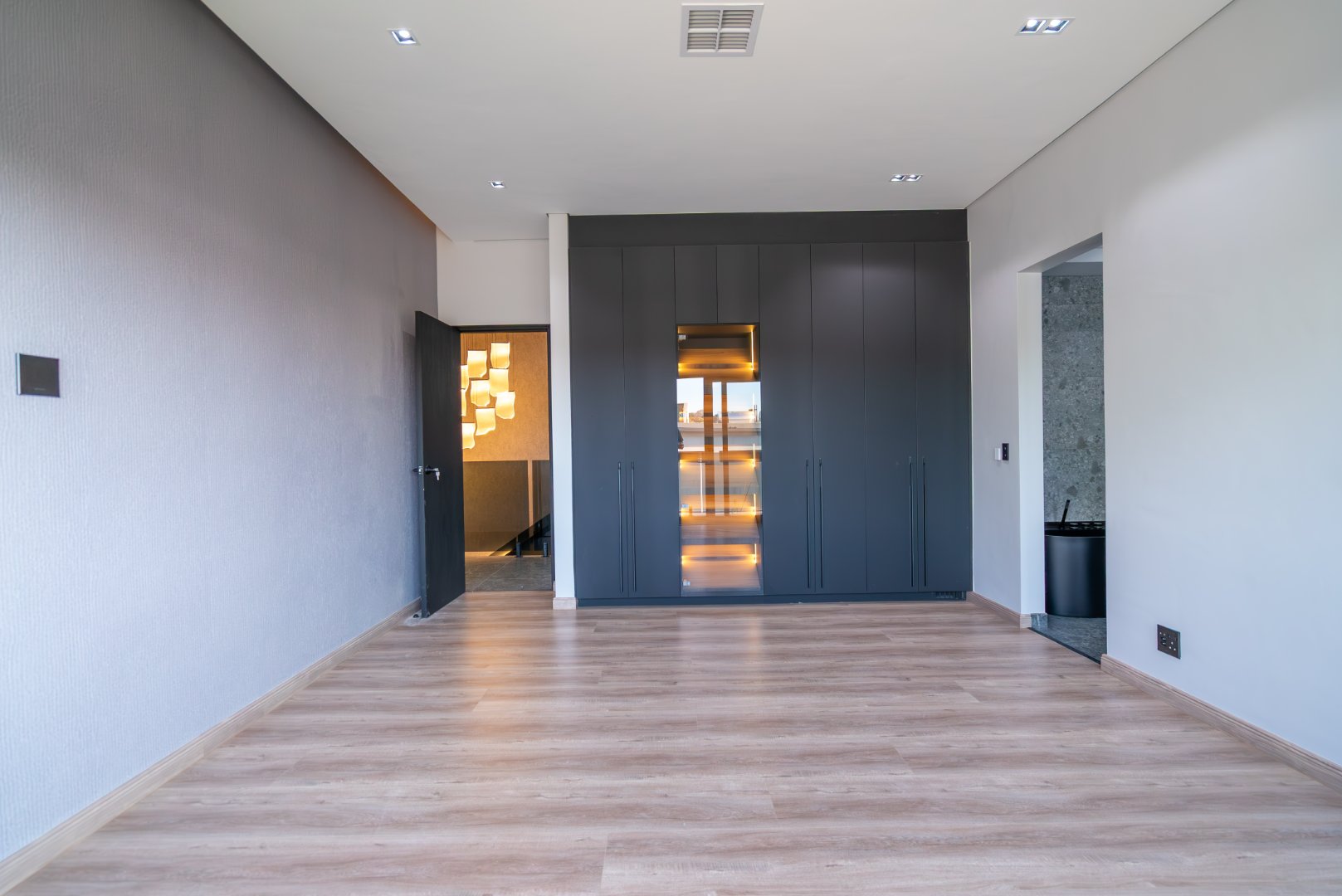 Ultra Exclusive Hyde Park Cluster Living Move In Ready Luxury Residence