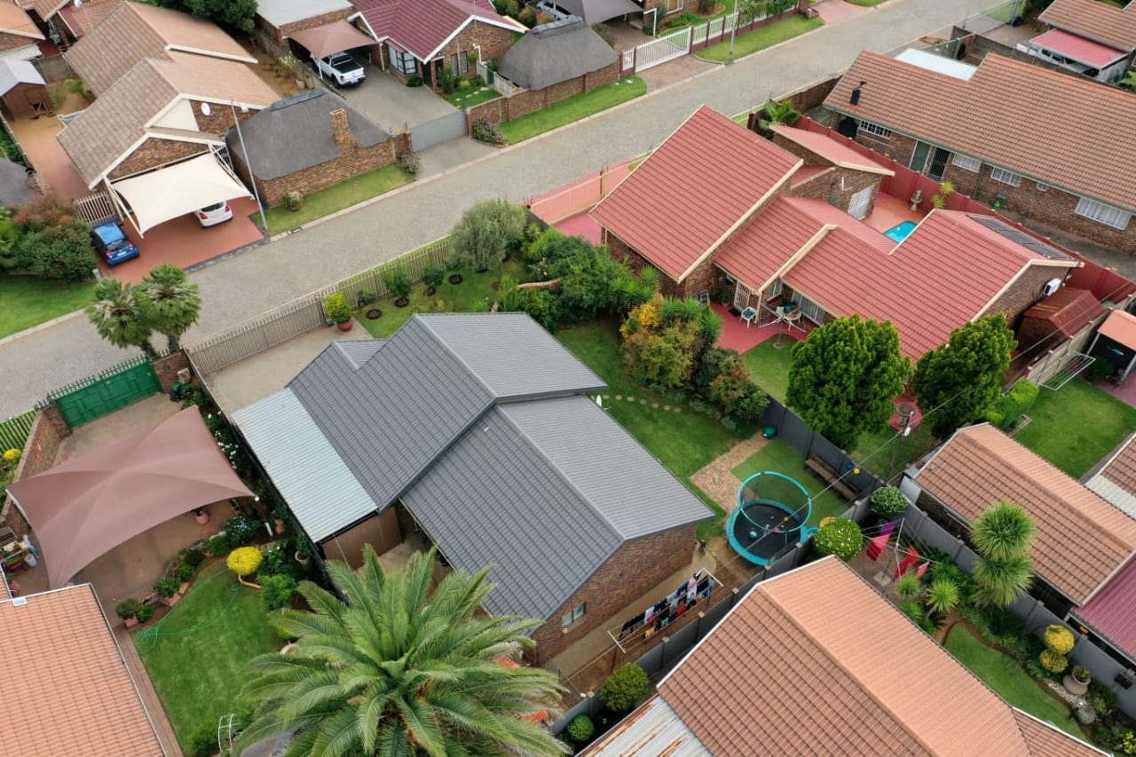 Charming 3-Bedroom Rental House with Versatile Study and Spacious Garden