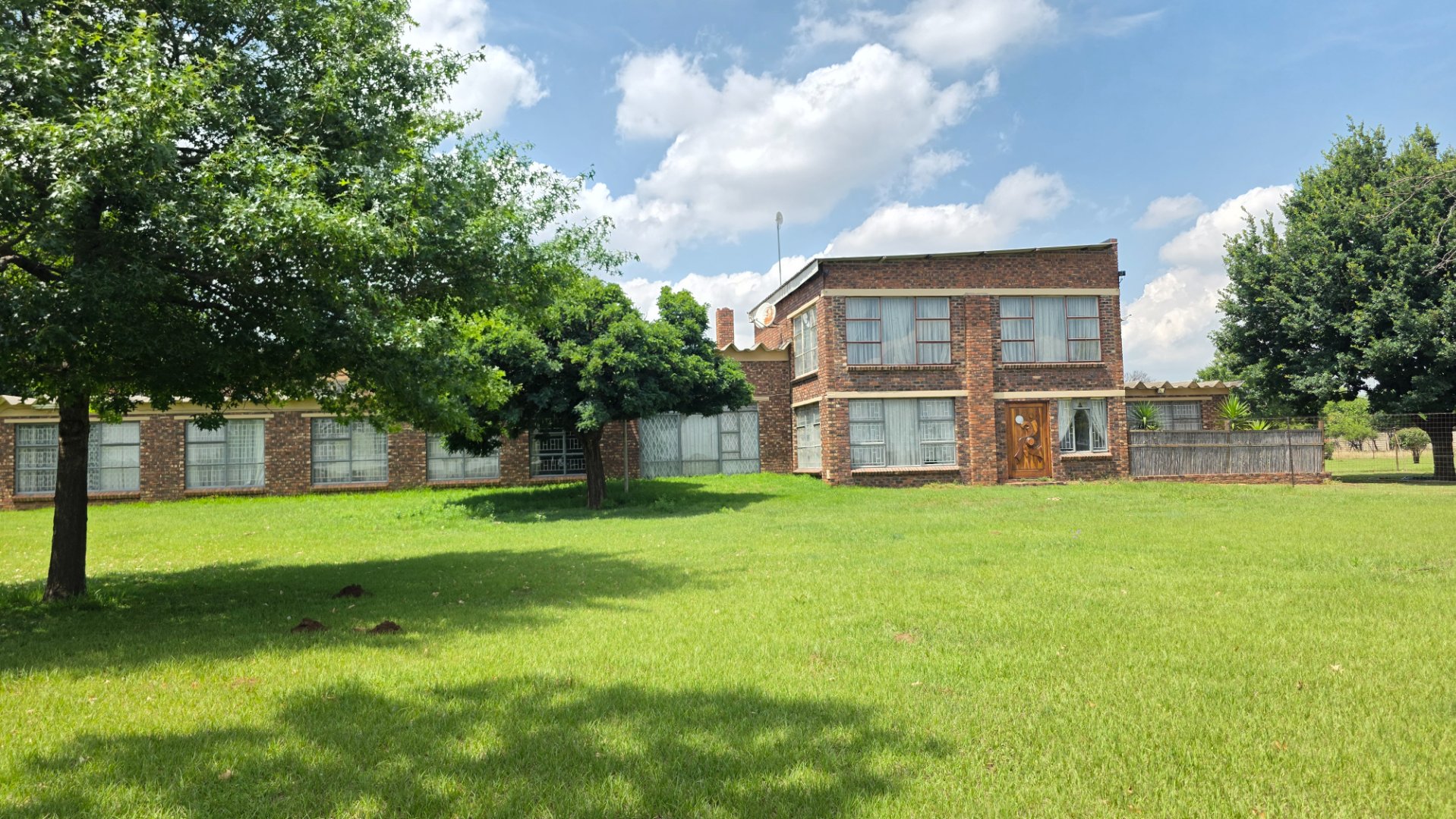 A COUNTRY ESCAPE WITH ENDLESS POTENTIAL- CHICKEN FARMING DREAM , WITH  SPACE AND OPPERTUNITY