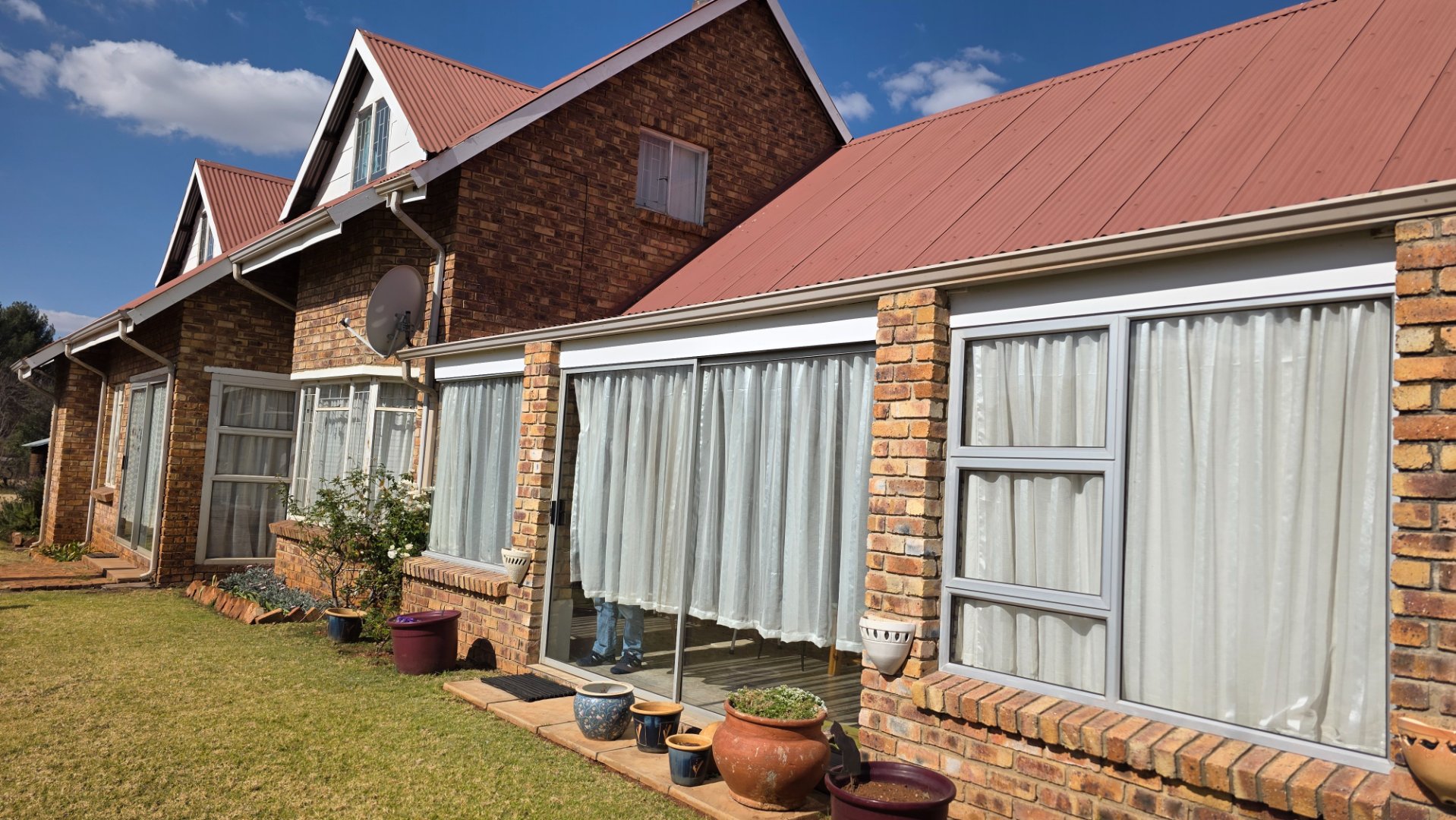 STUNNING,FACEBRICK FAMILY DWELLING,LOCATED IN A SUOGH AFTER AREA IN MIDVAAL