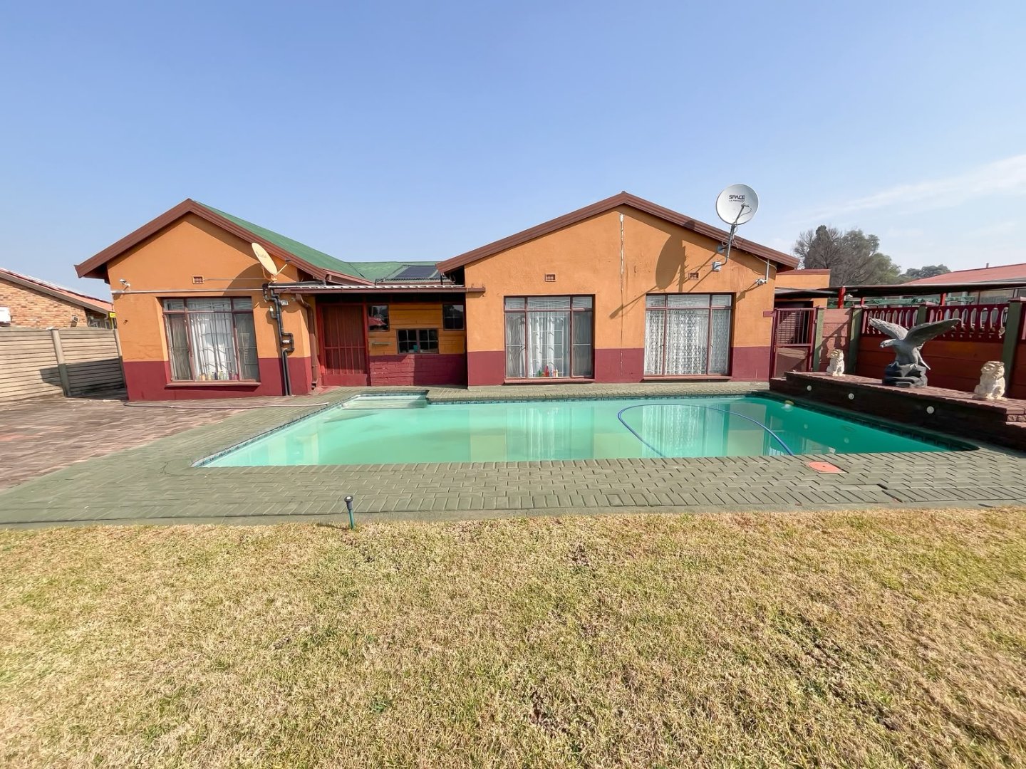 Charming 3 bed home in Kookrus with garden and flatlets