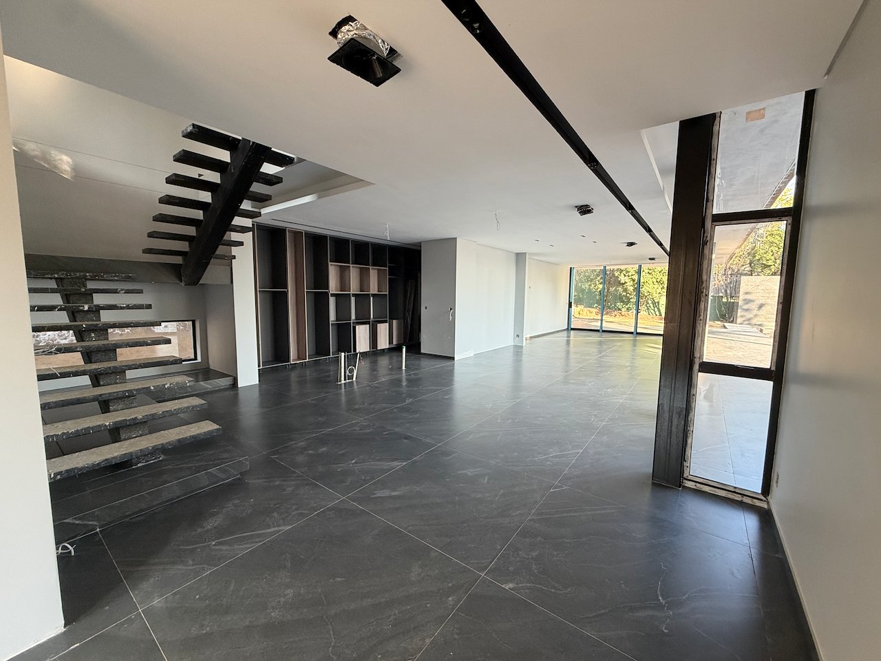 Move In for Christmas: 760 m² Villa Behind a Double Boom in Sandhurst