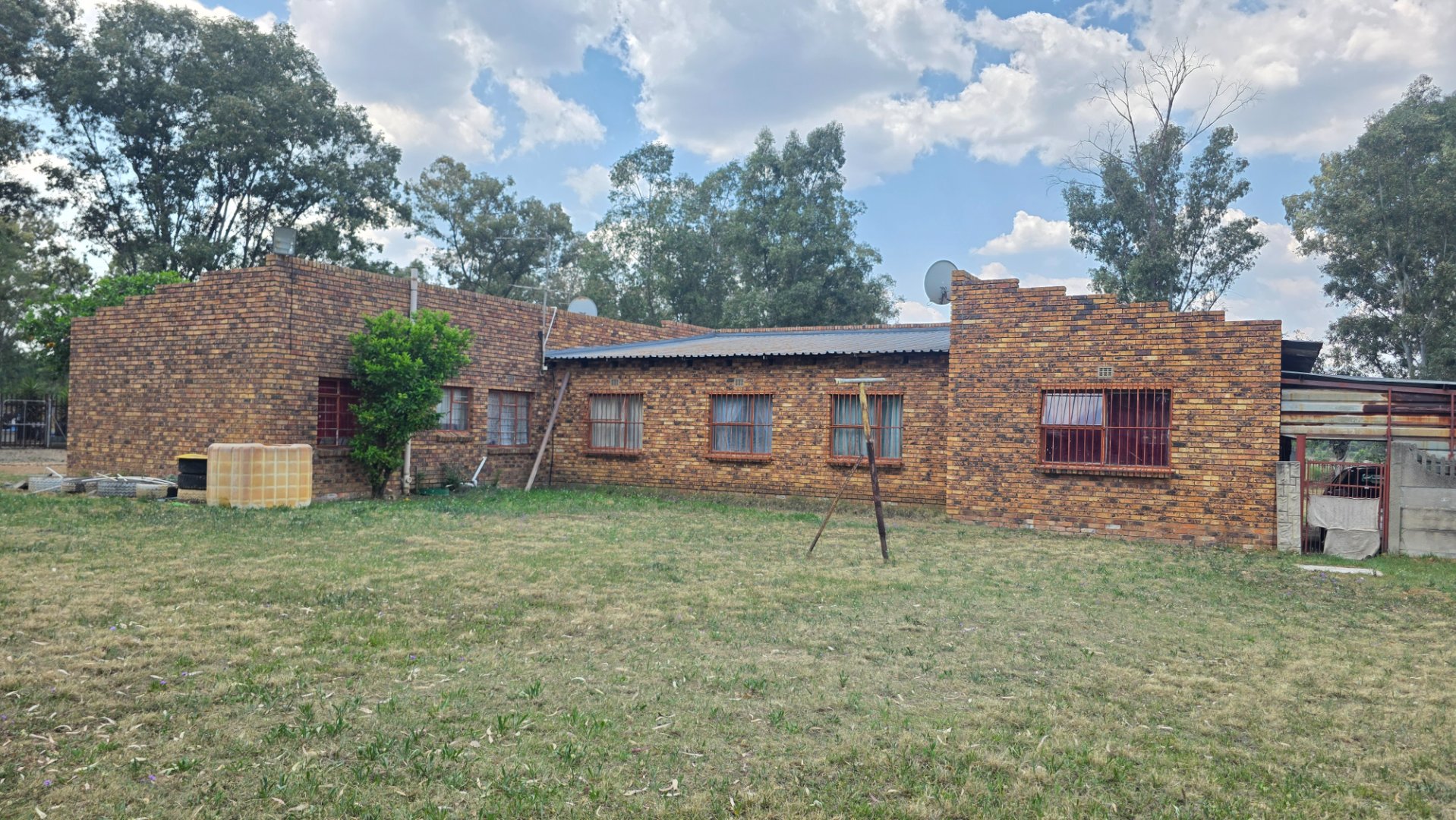 Charming family dwelling De Deur Family Home with Flat,located on a 2.9 hectare stand
