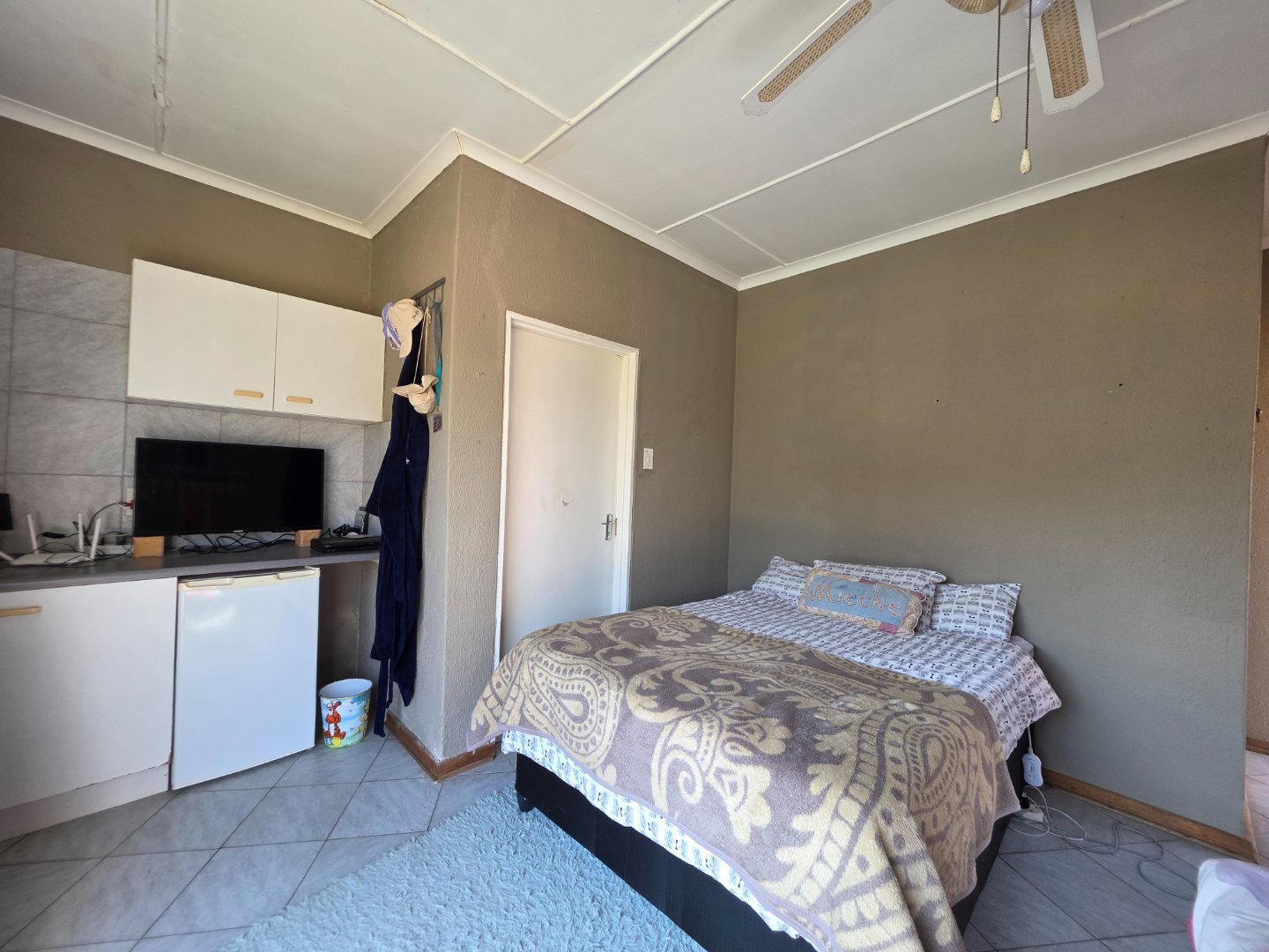 KITCHENETTE IN ENTERTAINMENT AREA