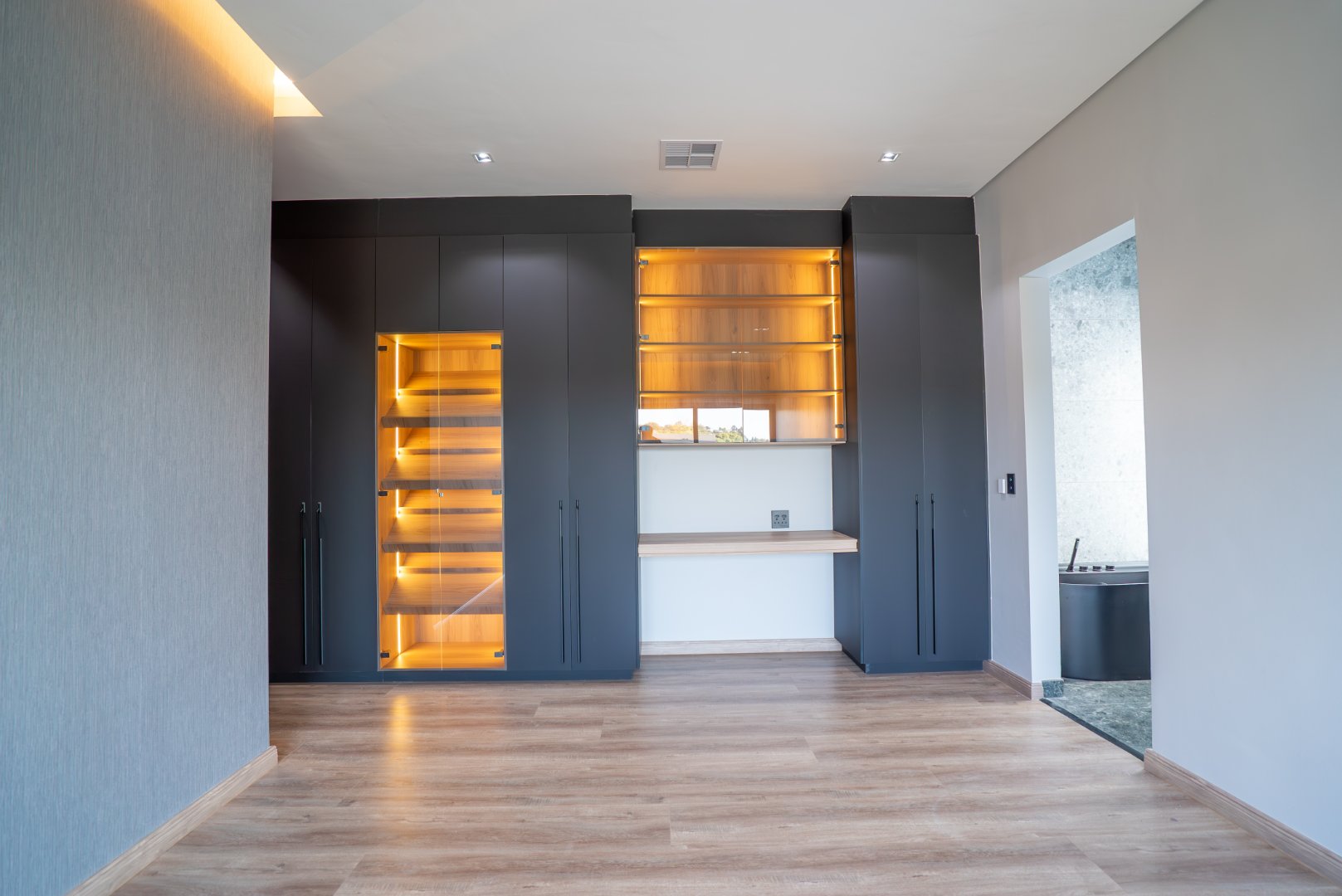 Ultra Exclusive Hyde Park Cluster Living Move In Ready Luxury Residence
