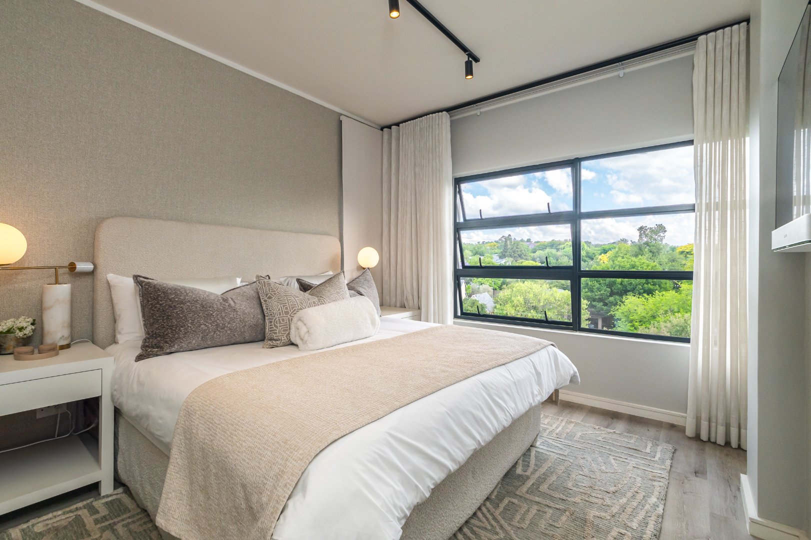 Executive Townhouse with Roof Terrace and Sandton View
