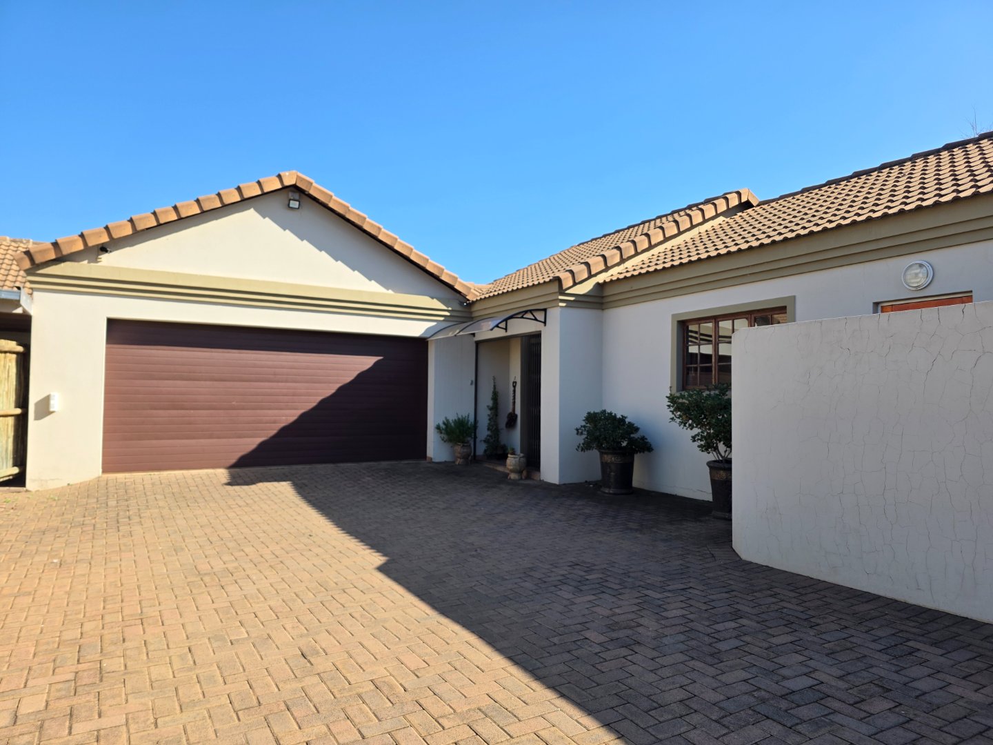 FRONT VIEW HOUSE 2/GARAGES