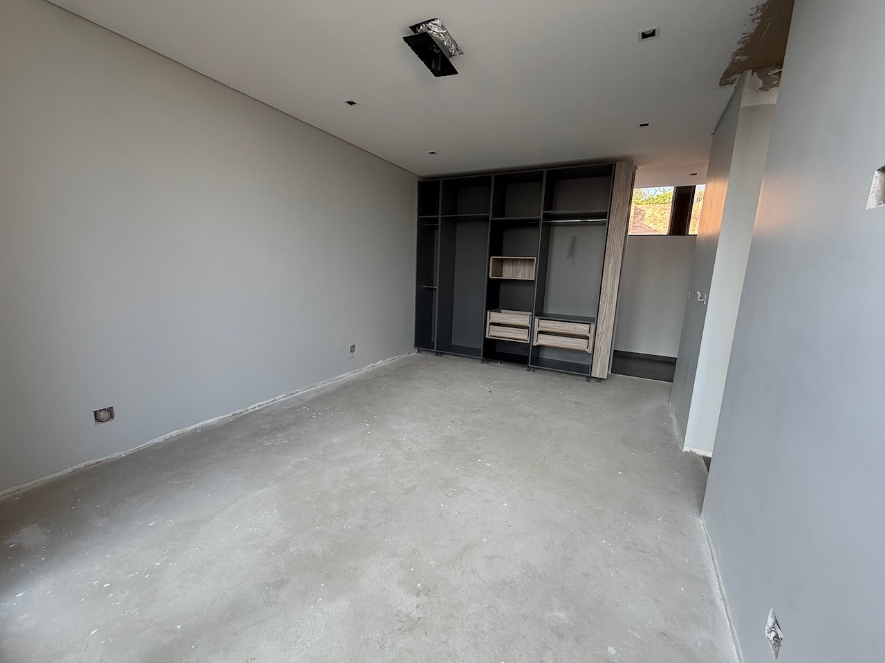 Move In for Christmas: 760 m² Villa Behind a Double Boom in Sandhurst