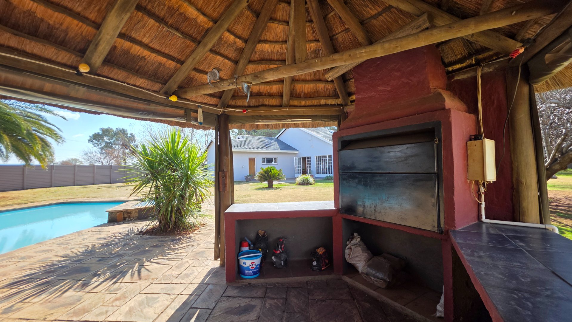 BUILT IN BRAAI AT POOL