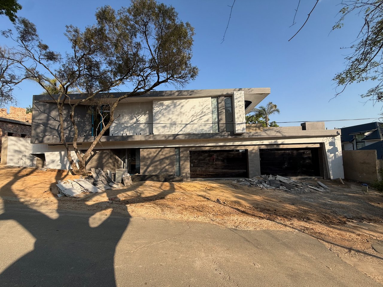 Move In for Christmas: 760 m² Villa Behind a Double Boom in Sandhurst