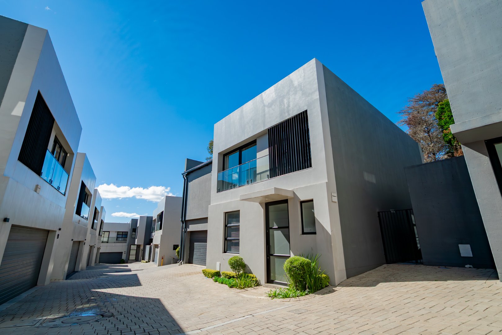 Modern 3 Bed Hyde Park Townhouse with Solar, PJ Lounge & Double Garage