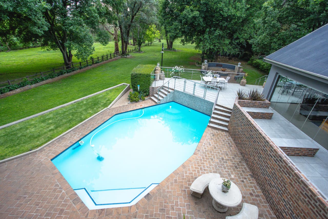 **Riverfront Family Home with Cottage, Pool & 6 Garages – Henley on Klip**