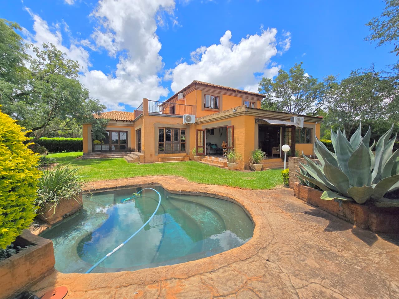Contemporary Country Luxury on 11,531 m² Plot – A Private Oasis in Kameeldrift East