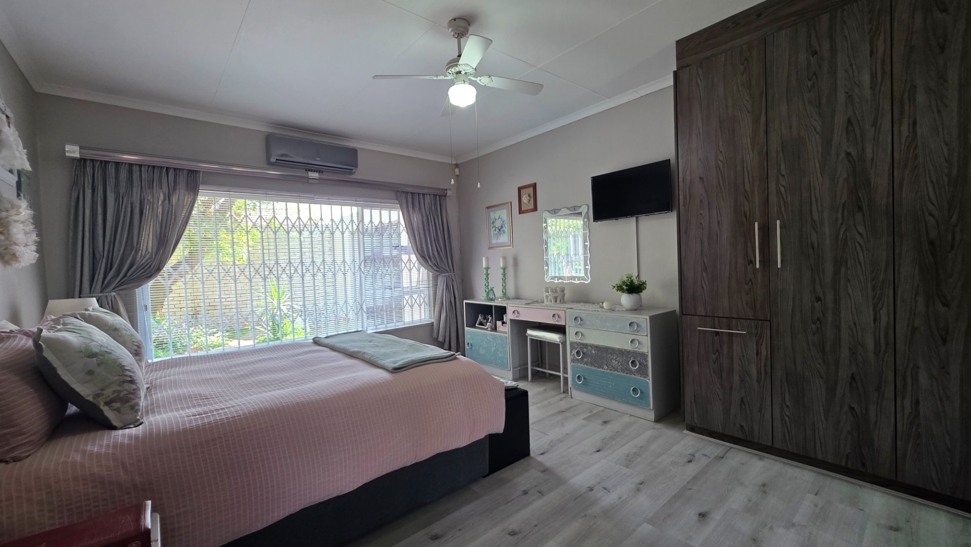 MAIN BEDROOM