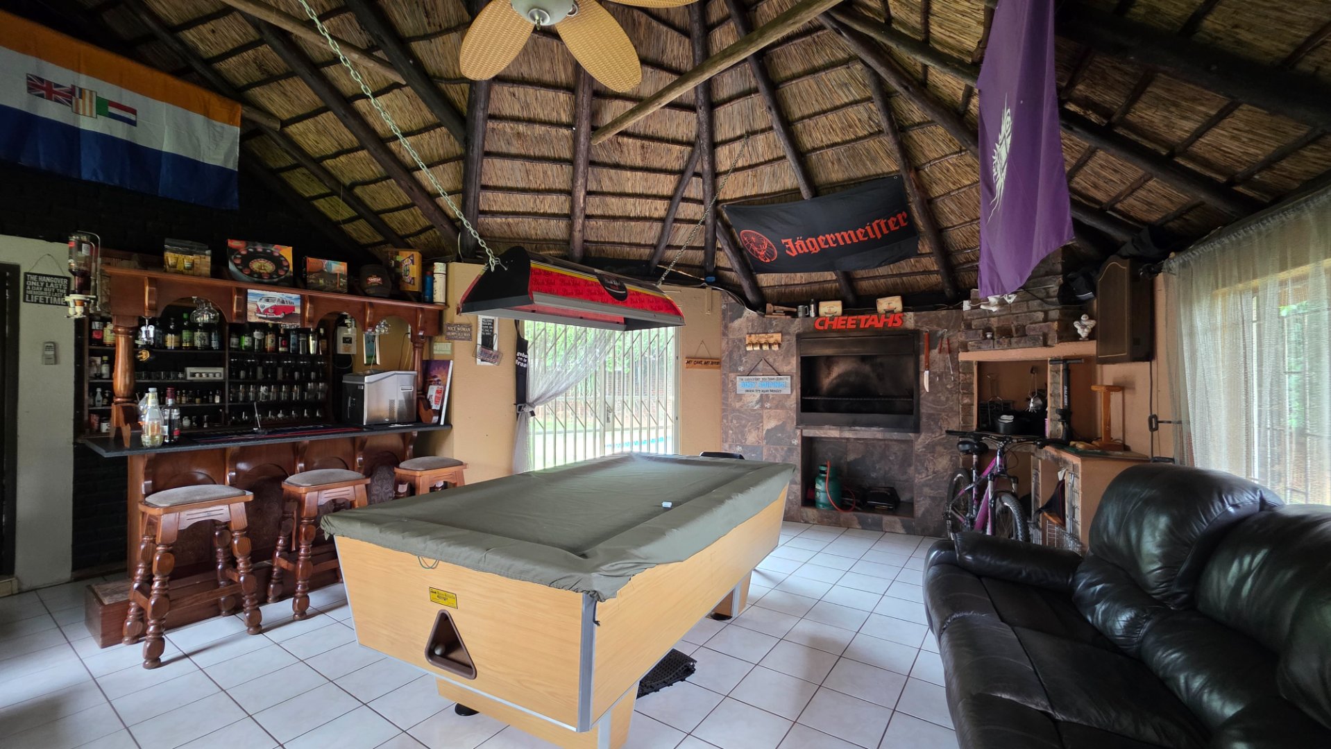 ENTERTAINMENT AREA(TABLE NOT INCLUDED)